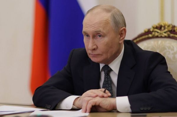 Путин: В сфере кино в Россию иногда пропускают &laquo;тупые и ненужные&raquo; вещи