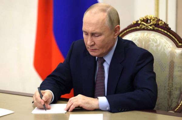 Путин подписал закон о консервировании печени трески на прибрежных судах Путин подписал закон о консервировании печени трески на прибрежных судах