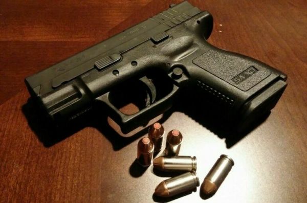 Bild: Двое вооруженных людей закрылись в школьном классе в Гамбурге Bild: Двое вооруженных людей закрылись в школьном классе в Гамбурге