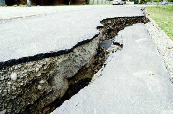 Число жертв землетрясений в Японии достигло 30