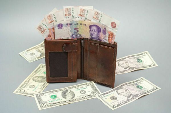 Китайские госбанки начали усиливать ограничения на сделки клиентов из России