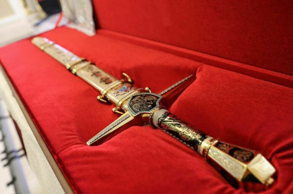 Мариуполю и Мелитополю вручили &laquo;Мечи Победы&raquo;