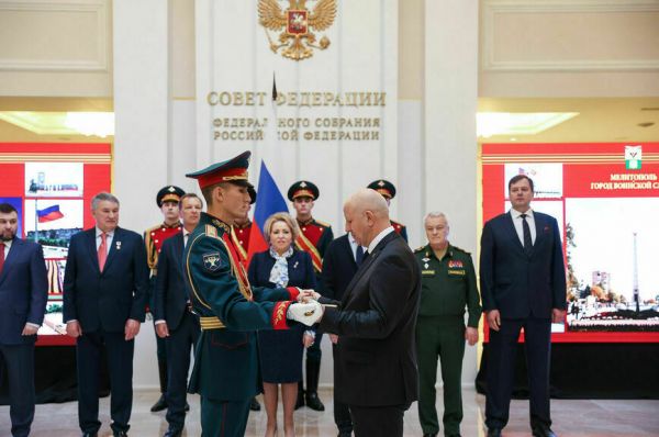 Мариуполю и Мелитополю вручили &laquo;Мечи Победы&raquo;