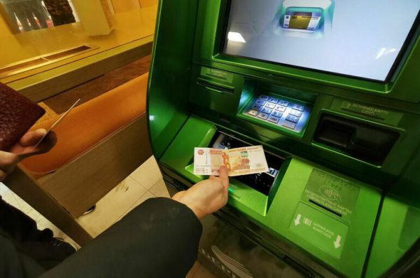 Объем наличных в обращении в России за год вырос на 2 трлн рублей