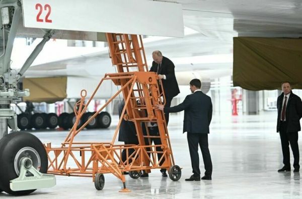 Полет Путина на стратегическом ракетоносце Ту-160М завершился