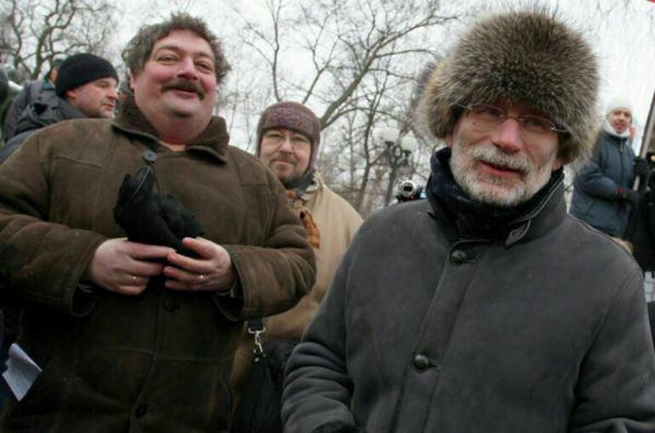 Продажи книг Акунина и Быкова* приостановили из-за их высказываний против РФ