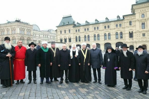  Путин возложил цветы к памятнику Минину и Пожарскому