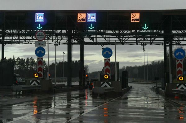 Транспорт с гуманитарной помощью предложили освободить от платы за проезд Транспорт с гуманитарной помощью предложили освободить от платы за проезд