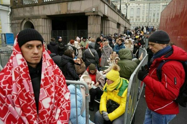 У Большого театра снова выстроилась очередь за билетами на &laquo;Щелкунчика&raquo;