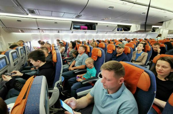 В Благовещенске самолет совершил экстренную посадку