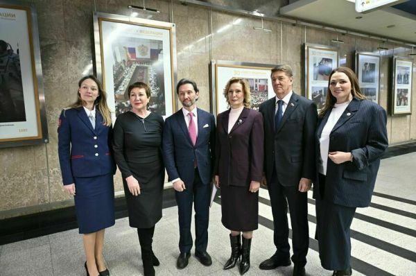 В московском метро открыли выставку, посвященную 30-летию Совета Федерации