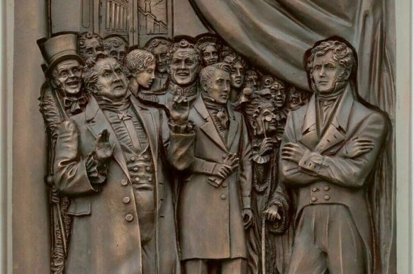 В Москве торжественно открыли памятный барельеф Грибоедову