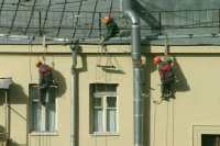 В результате частичного обрушения дома в Астрахани погибла женщина