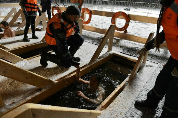 В Роспотребнадзоре рассказали, кому противопоказано купание в проруби