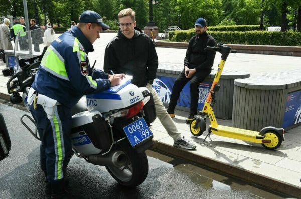 За повторное превышение скорости на самокате предложили сажать под арест